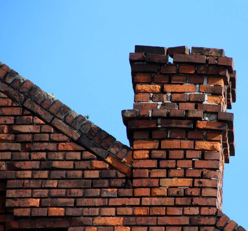 Damaged chimney on an Wellington home showing cracks and missing mortar
